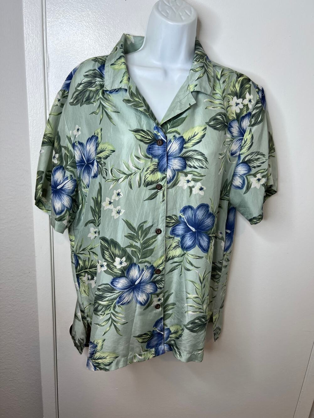 Silk Traders Women's Collared Button Up Hawaiian Print Shirt Pale Green ~ Size L